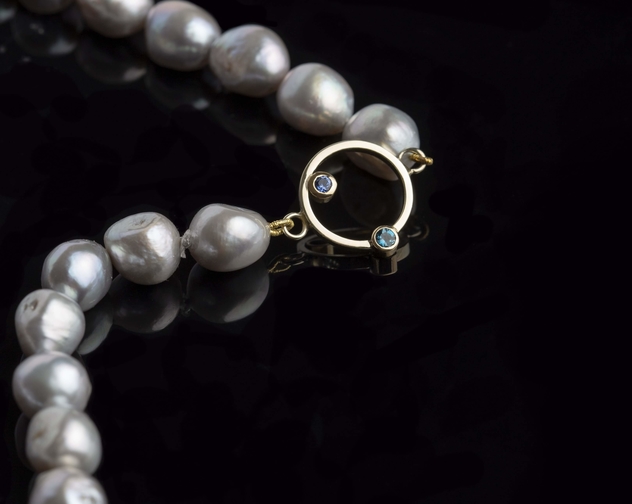 Alex Thiel Goldsmith pearls gold topaz sapphire on black min