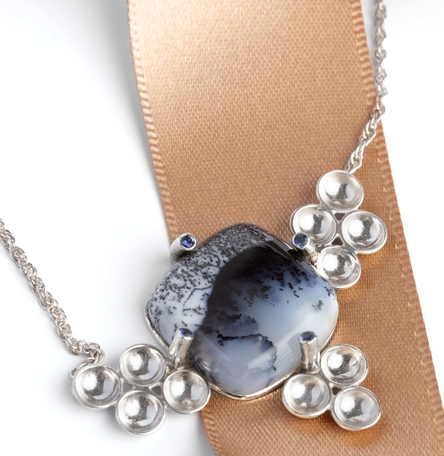 Dendritic agate and blue sapphires necklace
